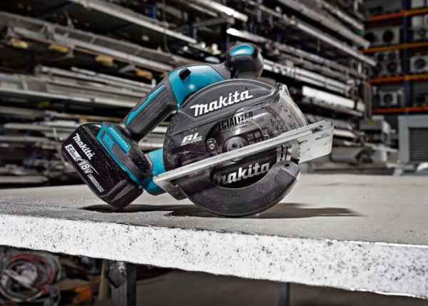 Máy cắt kim loại dùng pin Makita DCS551RMJ