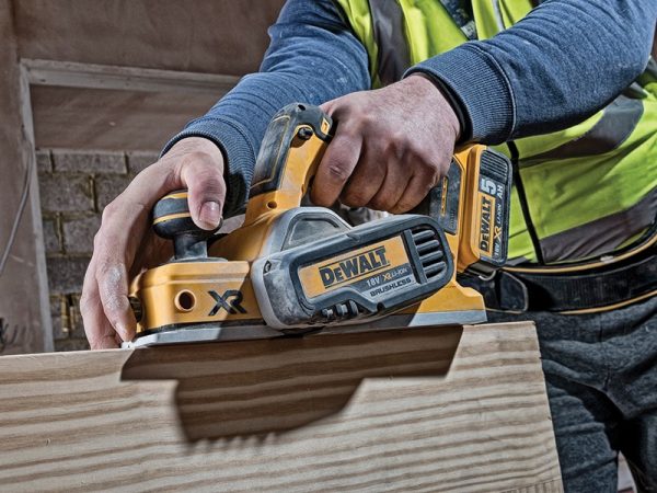 Máy bào cầm tay Dewalt DCP580P2