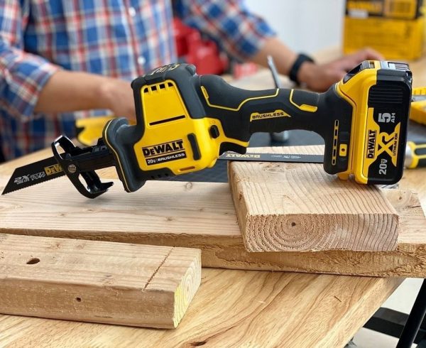 Máy cưa cầm tay Dewalt DCS369P1 20V max