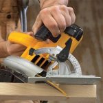 Máy cưa cầm tay Dewalt DCS391D1 18V