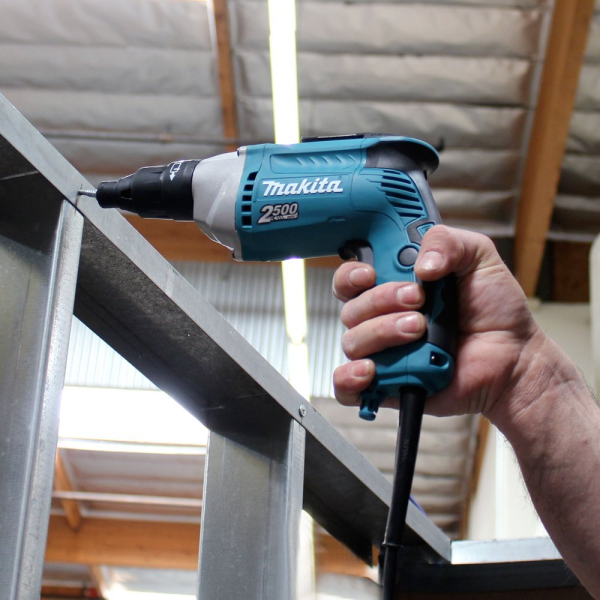 Máy vặn vít Makita FS2500